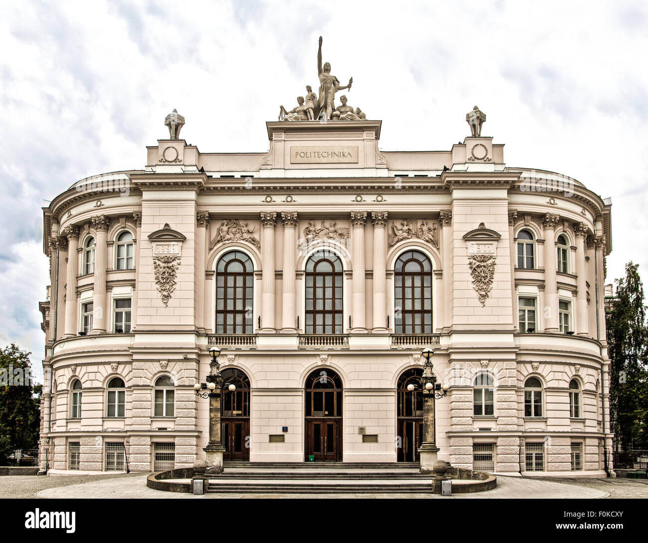 main-building-of-warsaw-university-of-technology-in-warsaw-poland-F0KCXY main-building-of-warsaw-university-of-technology-in-warsaw-poland-F0KCXY
